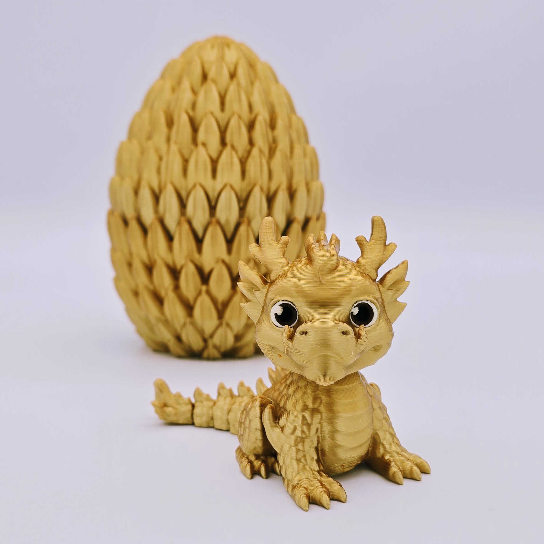 Goldener-Drache im Ei